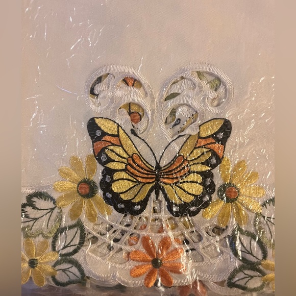 Daisy & Butterfly Embroidered Springtime Square Table Linen (New in Package) - Picture 3 of 4